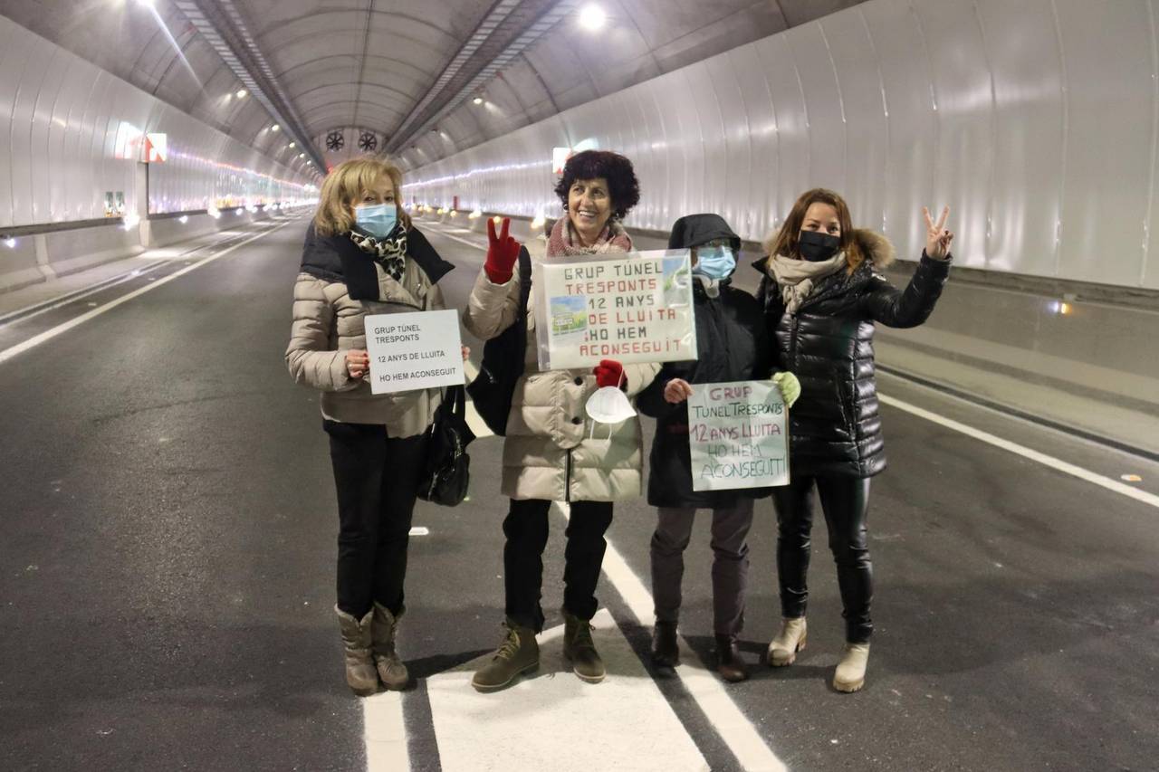 Pla obert on es veuen diversos membres de la plataforma veïnal pel túnel de Tresponts fent gestos de victòria i mostrant cartells que indiquen que per fi s'ha aconseguir tenir la infraestructura. Imatge del 24 de novembre de 2021. (Horitzontal)