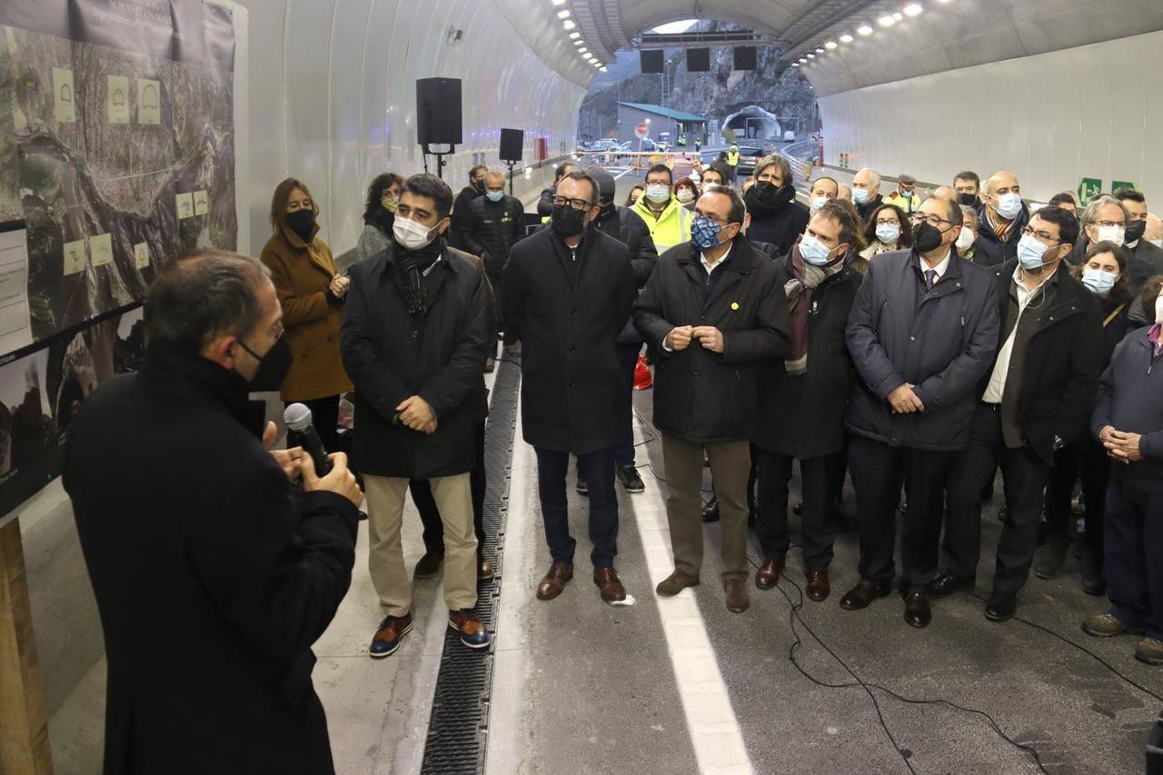 Pla obert del vicepresident del Govern, Jordi Puigneró, escoltant amb alcaldes i diverses autoritats el procés de les obres del túnel de Tresponts (C-14), inaugurat aquest dimecres. Imatge del 24 de novembre de 2021. (Horitzontal)