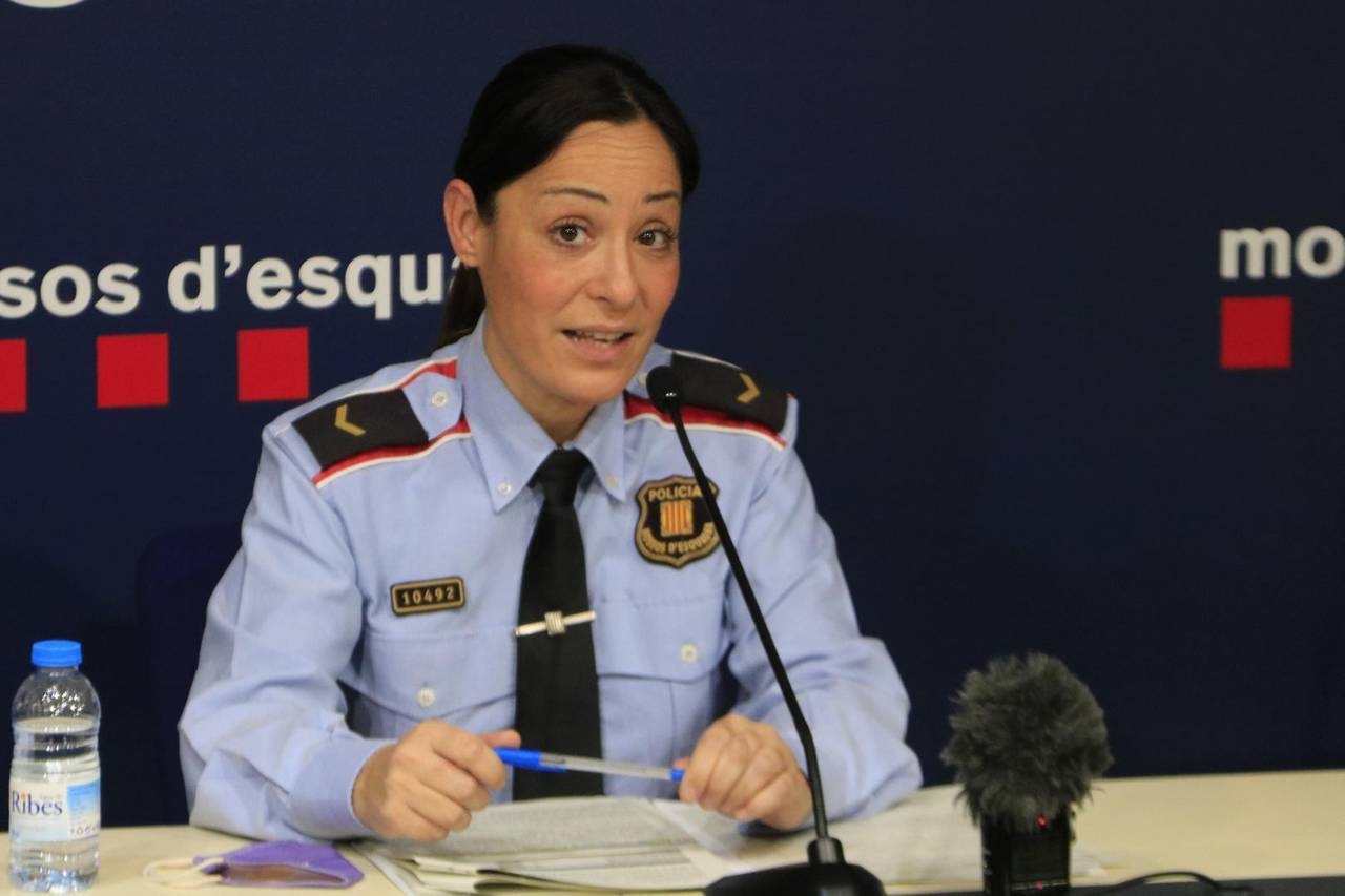 La cap de la Unitat Central d'Atenció i Seguiment de la Víctima dels Mossos, la caporala Andrea Garcia, en una roda de premsa. 24 de novembre del 2021. (Horitzontal)
