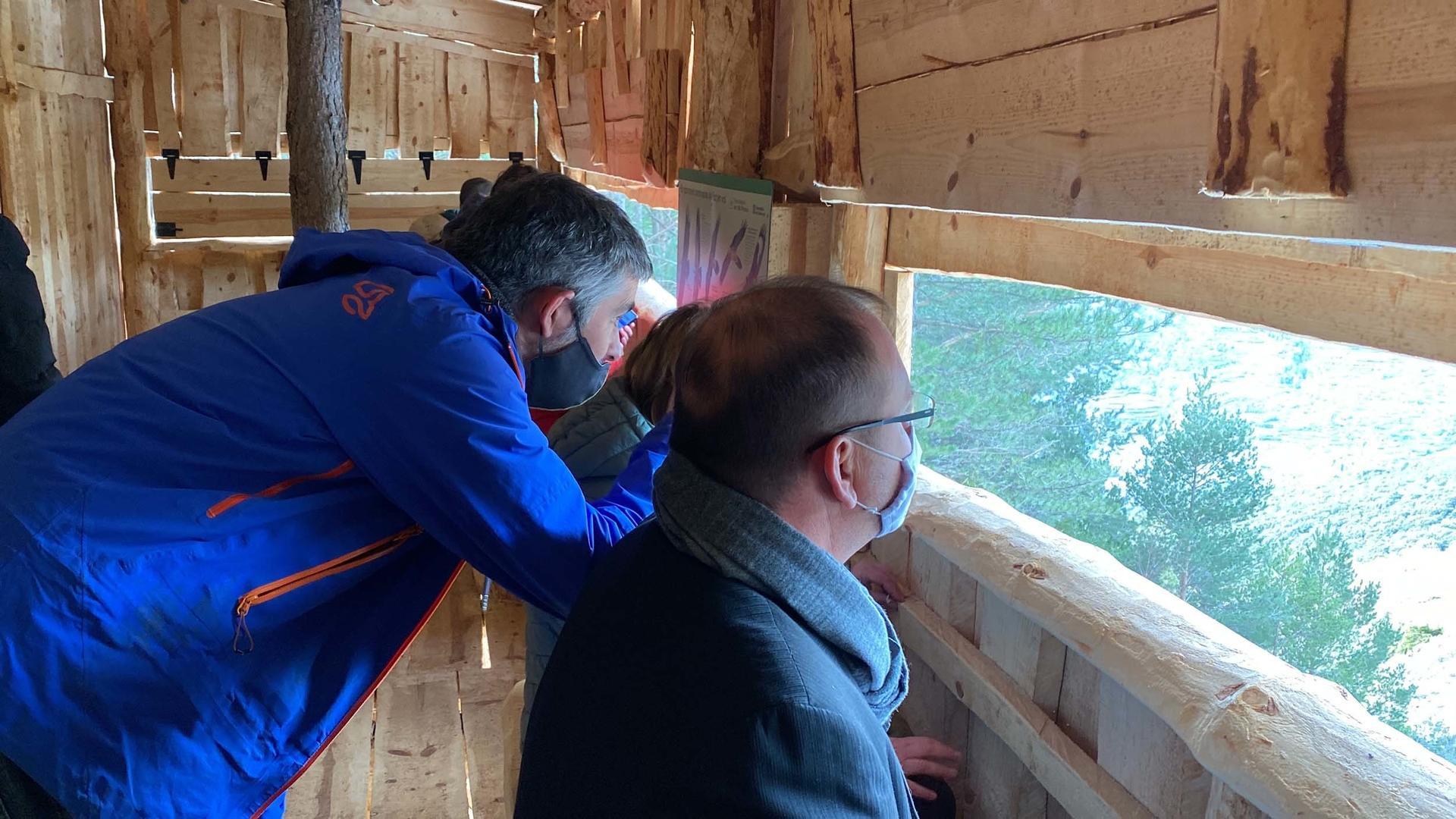 Pla mitj√† on es veu el director del Parc Natural de l'Alt Pirineu, Marc Garriga, amb altres autoritats observant des del nou punt d'aguait situat a l'Obaga d'Orteu d'Embonui, a Soriguera (Pallars Sobir√†). Imatge del 7 de desembre de 2021. (Horitzontal)