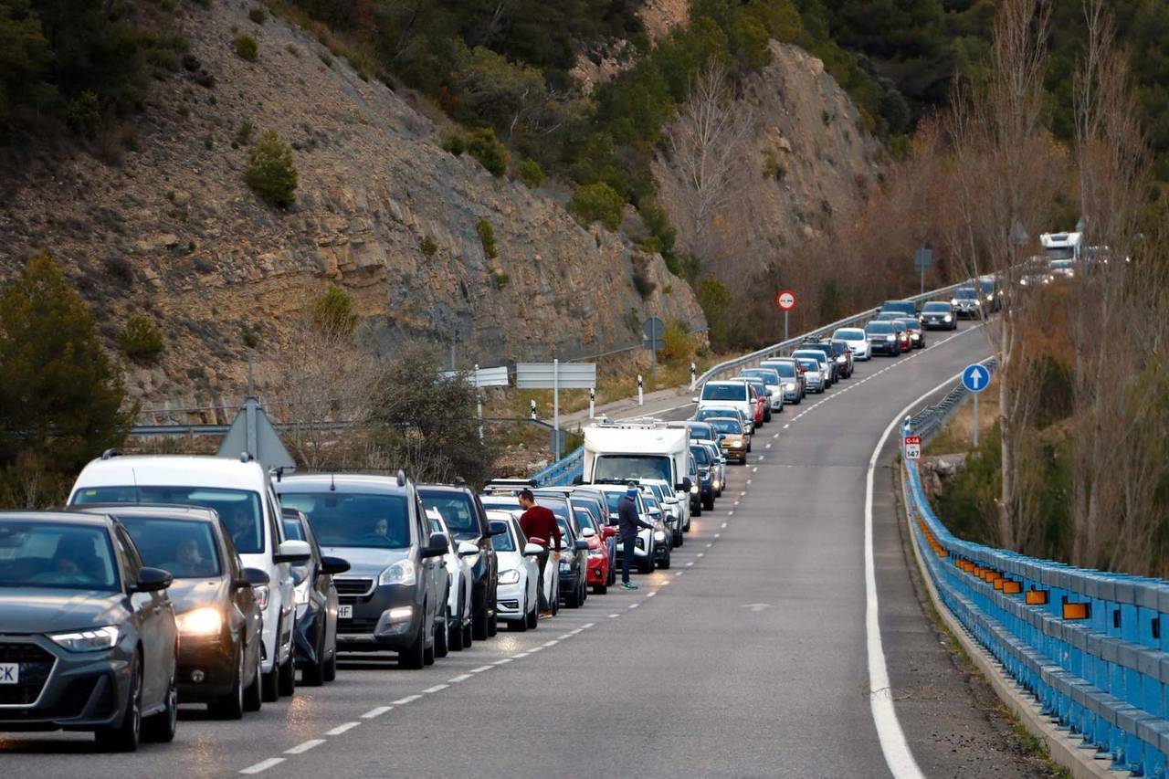 Pla general de la cua que ha general la protesta a la C-14, prop d'Oliana, el 8 de desembre del 2021. (Horitzontal)