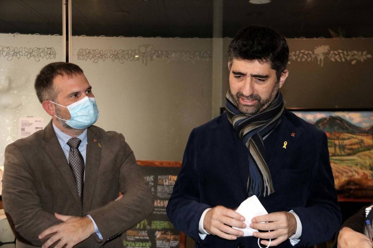 El vicepresident de Polítiques Digitals i Territori, Jordi Puigneró, amb el delegat del Govern a l'Alt Pirineu i Ara, Ricard Pérez. Imatge del 9 de desembre del 2021. (Horitzontal)