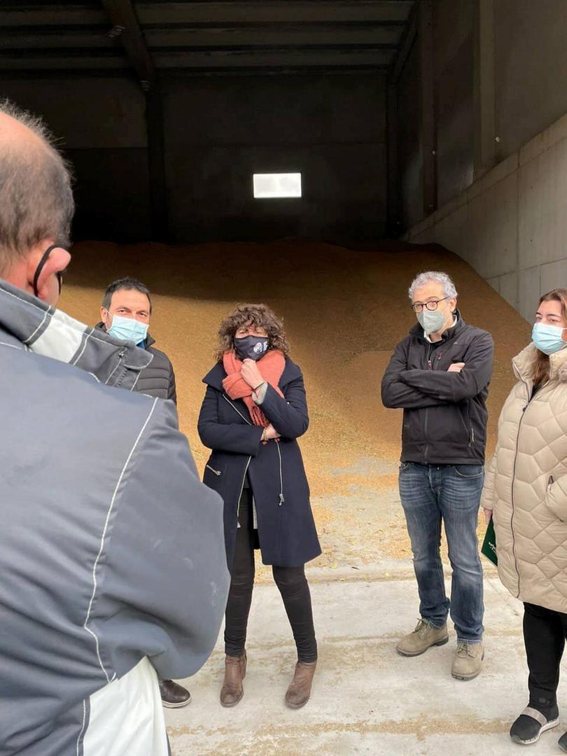 Consellera Jordà visita una copperativa lletera a la plana de Vic