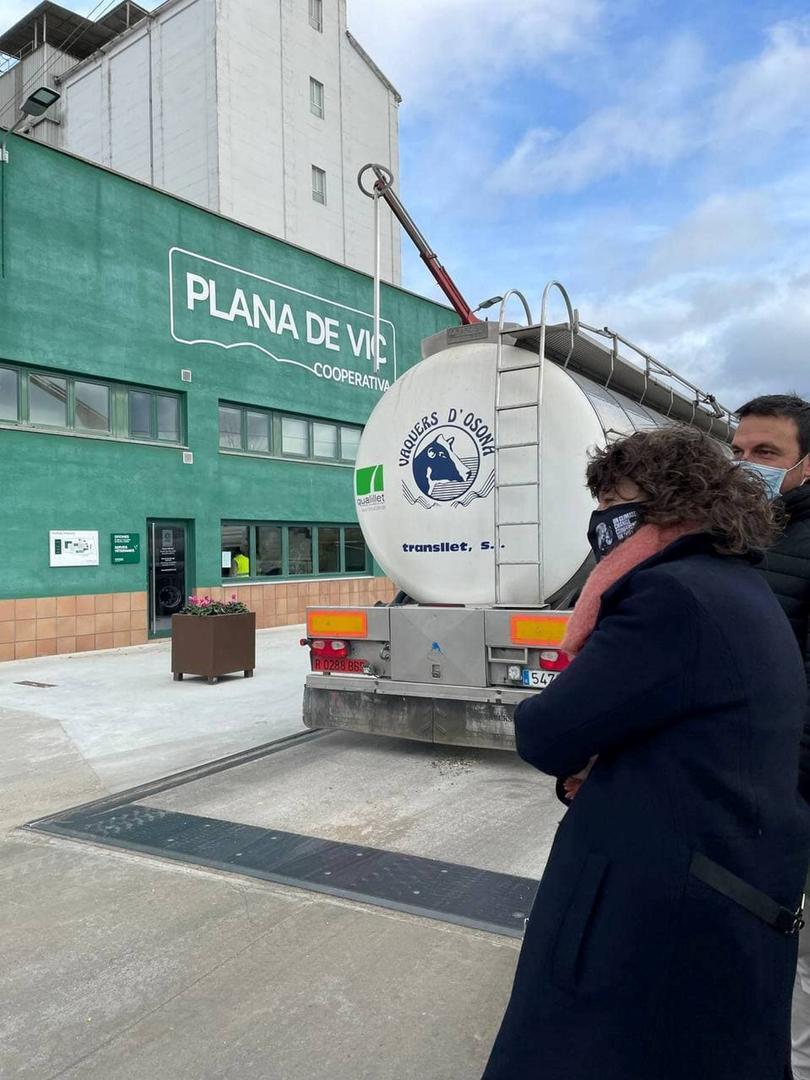 Consellera Jordà visita una copperativa lletera a la plana de Vic 2