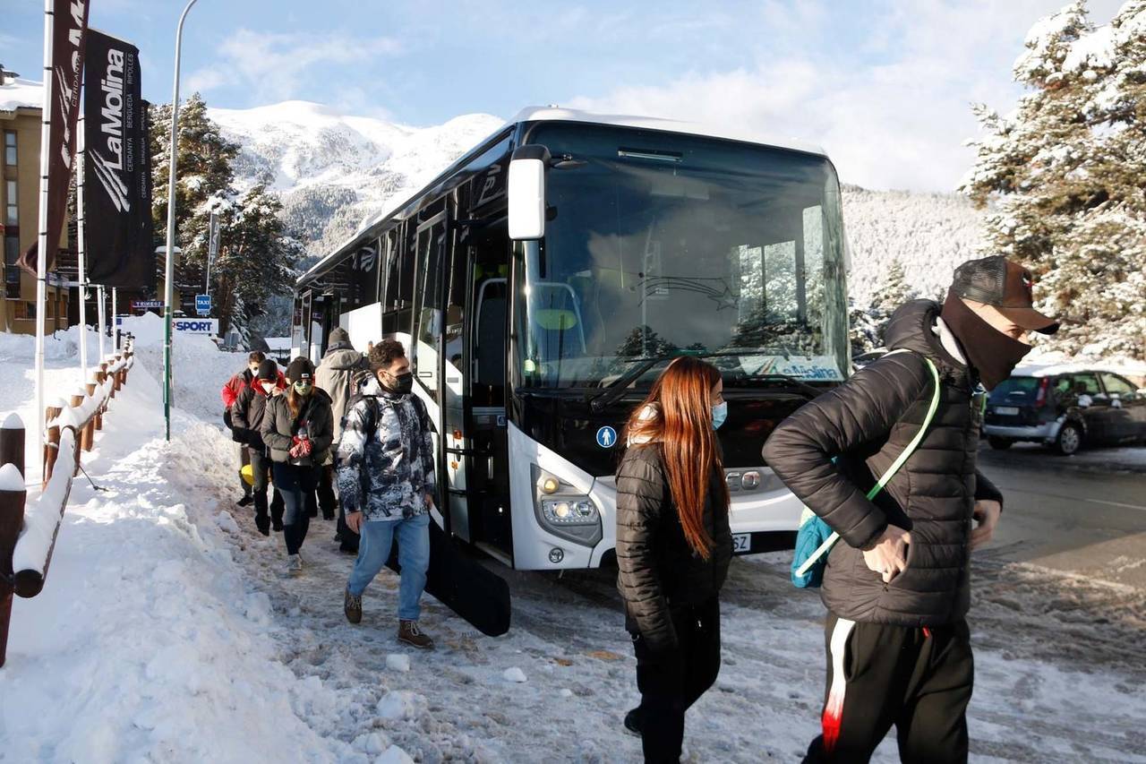 Pla general dels esquiadors arribant a La Molina després d'agafar el bus llançadora. Imatge de l'11 de desembre de 2021 (Horitzontal)