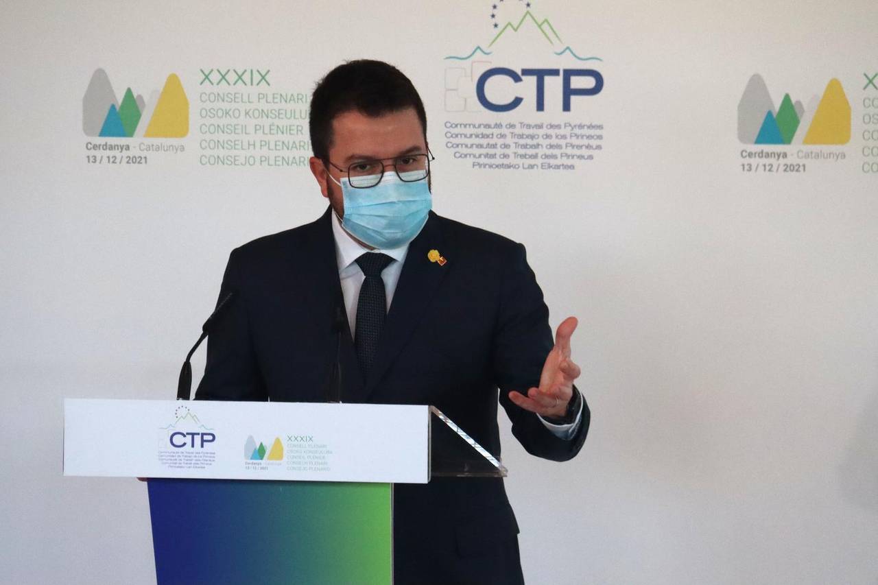 Pla mitjà del president de la Generalitat, Pere Aragonès, intervenint en l'acte de benvinguda del XXXIX Consell Plenari de la Comunitat de Treball dels Pirineus que se celebra a Alp (Cerdanya). Imatge del 13 de desembre de 2021. (Horitzontal)