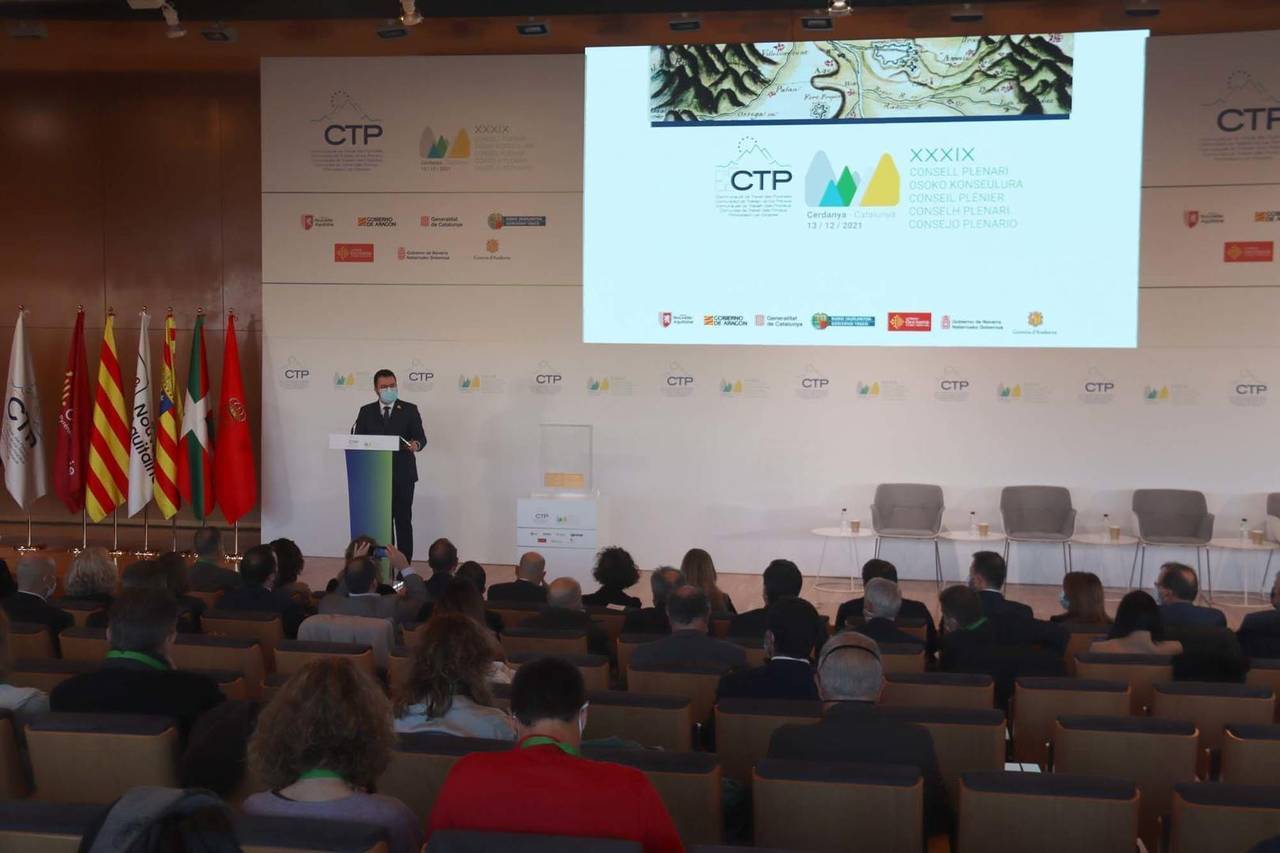 Pla general del president de la Generalitat, Pere Aragonès, intervenint en l'acte de benvinguda del XXXIX Consell Plenari de la Comunitat de Treball dels Pirineus que se celebra a Alp (Cerdanya). Imatge del 13 de desembre de 2021. (Horitzontal)