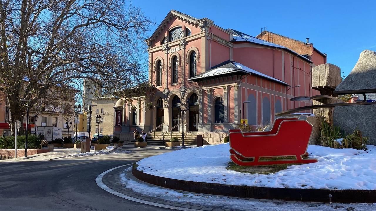 Pla general de l'exterior de l'edifici del Casino Ceretà de Puigcerdà, vist des de la plaça de Barcelona on hi ha l'entrada que dona accés al teatre. Imatge del 15 de desembre de 2021. (Horitzontal)
