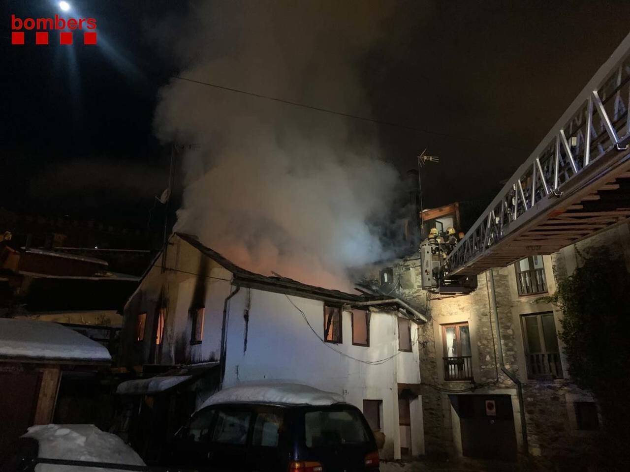 Pla general de la casa incendiada d'Alp amb intervenci√≥ dels Bombers de la Generalitat, el 17 de desembre de 2021 (Horitzontal)