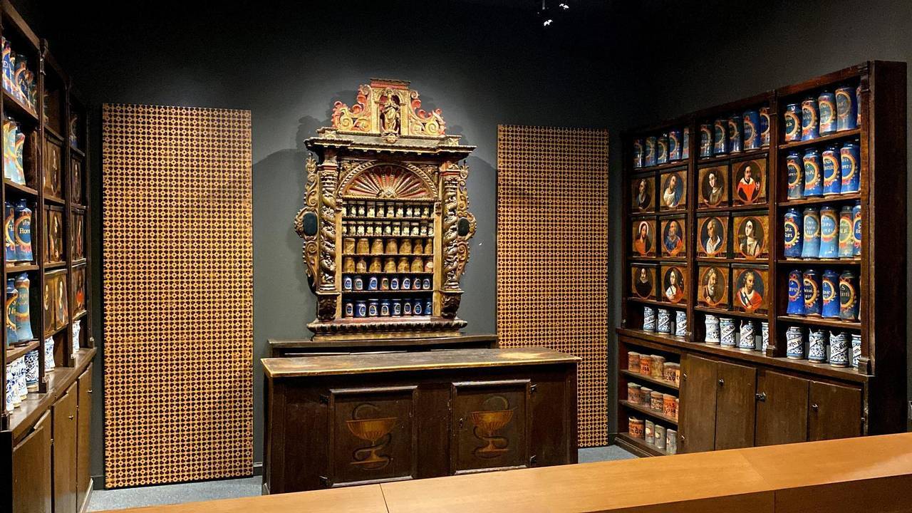 Pla obert on es veu part de la sala del Museu de Llívia dedicada a l'antiga farmàcia Esteva. Imatge del 16 de novembre de 2021. (Horitzontal)