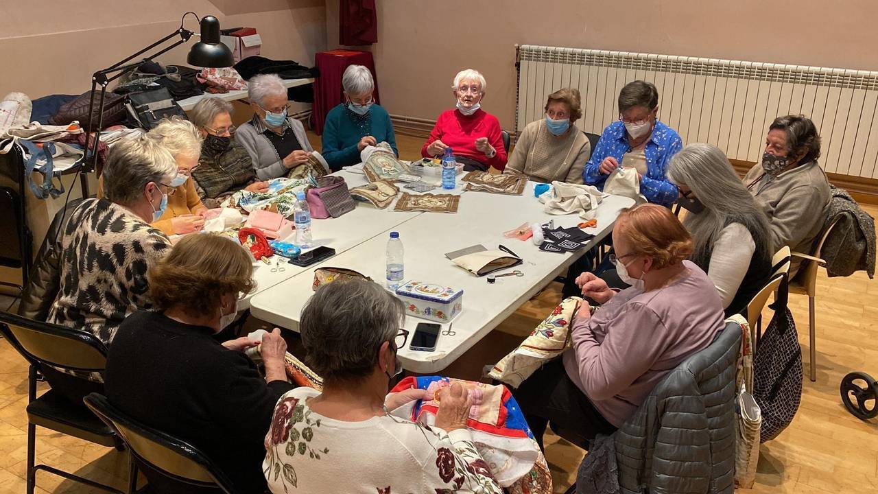 Pla general d'un grup de dones usuàries del Casal d'Avis de Puigcerdà fent labors en una sala del Museu Cerdà. Imatge publicada el 23 de desembre de 2021. (Horitzontal)
