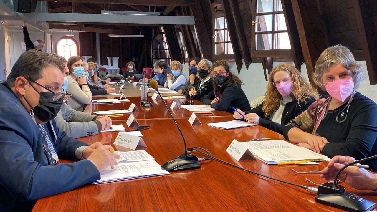 Pla mitjà del nou president del Consell Comarcal de l'Alt Urgell, Martí Riera, a l'esquerra, i de la presidenta sortint de l'ens, Josefina Lladós, a la dreta, al ple on es veu a la majoria dels consellers. Imatge del 29 de desembre de 2021. (Horitzontal)