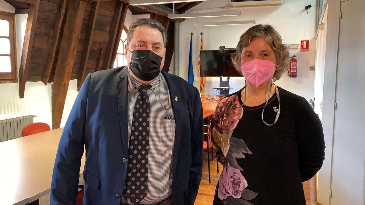 Pla mitj√† del nou president del Consell Comarcal de l'Alt Urgell, Mart√≠ Riera, i la presidenta sortint de l'ens, Josefina Llad√≥s, a la sala de plens. Imatge del 29 de desembre de 2021. (Horitzontal)