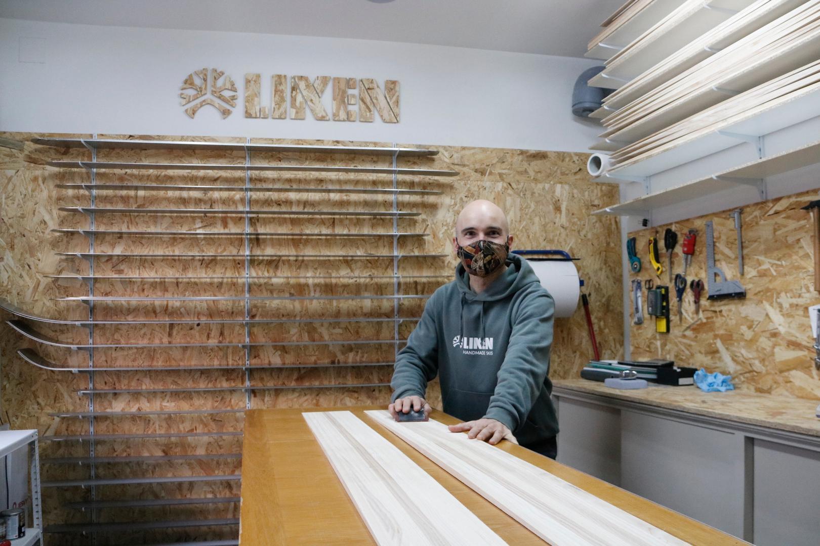 Pla general d'Oriol Baró, fundador de Liken Skis, al seu taller a La Pobla de Lillet. Imatge del 28 de desembre de 2021. (Horitzontal)