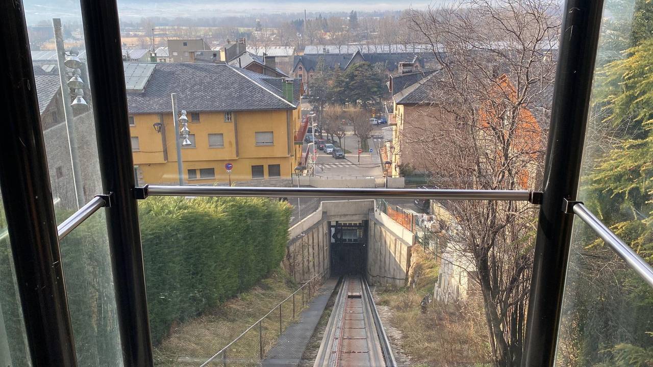 Pla obert de part de l'interior de l'ascensor inclinat de Puigcerdà durant el seu recorregut entre la plaça de l'estació i el carrer Raval de les Monges, al centre històric del municipi. Imatge del 4 de gener de 2022. (Horitzontal).