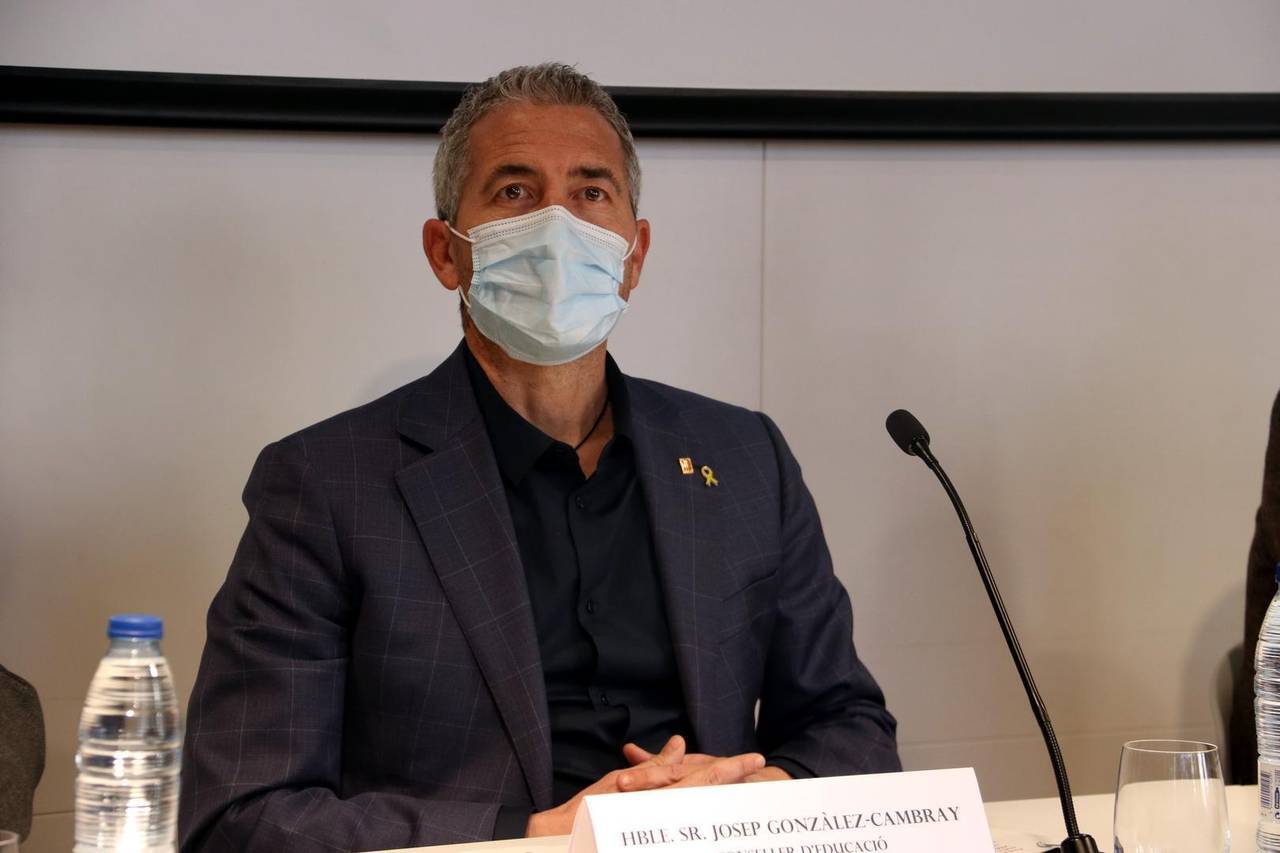 Pla mitjà del conseller d'Educació, Josep Gonzàlez-Cambray. Imatge del 17 de desembre del 2021. (horitzontal)