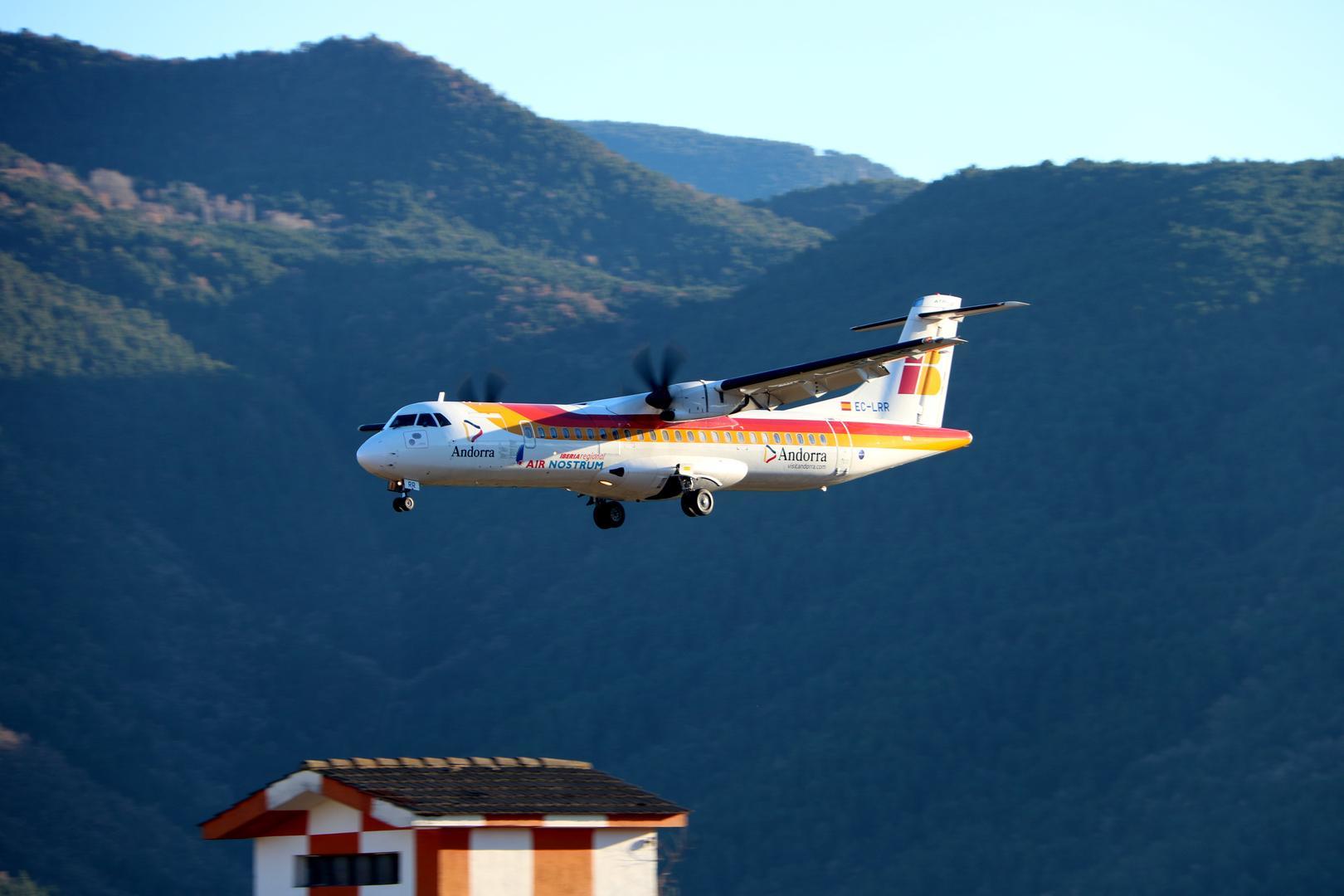 Pla de detall de l'avió procedent de Madrid arribant a l'aeroport Andorra-La Seu que ha estrenat els vols regulars el 17 de desembre del 2021. (Horitzotal)