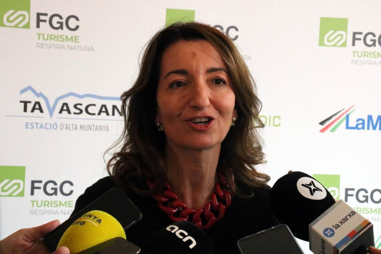 Primer pla de la presidenta de FGC, Marta Subirà, atenent els mitjans de comunicació després de la presentació de la temporada d'hivern a les estacions de FGC, el 12 de novembre del 2021. (Horitzontal)