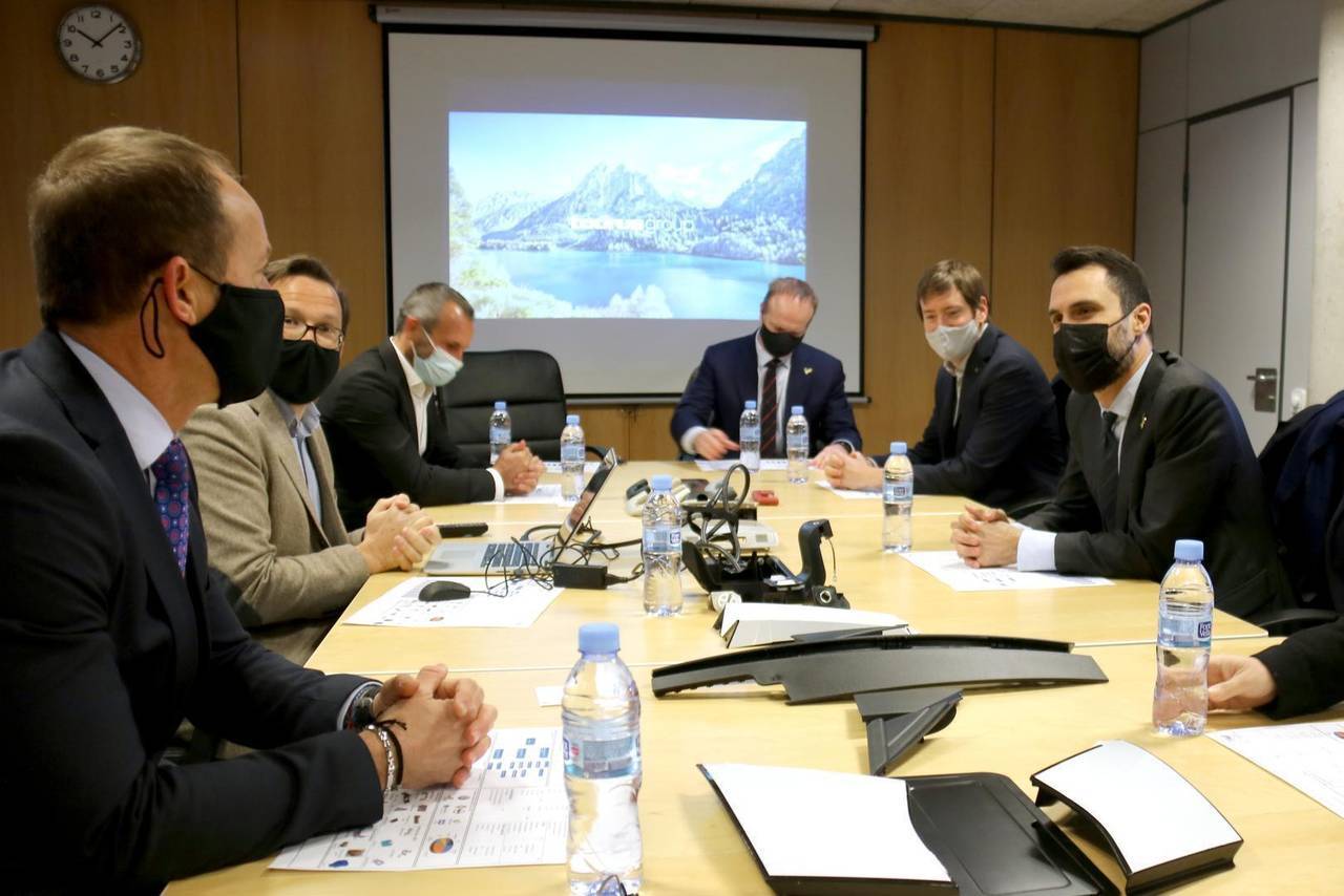Pla general de la reunió entre el conseller d'Empresa i Treball, Roger Torrent, i la direcció de Tag Automotive de Terrassa, el 17 de gener de 2022. (Horitzontal)
