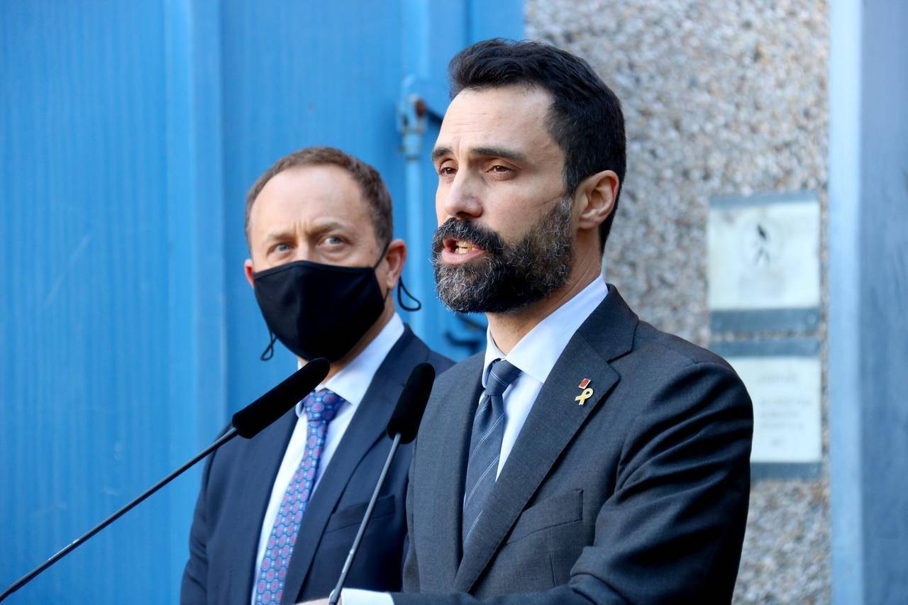Pla mig curt del conseller d'Empresa i Treball, Roger Torrent, amb el CEO de Tag Automotive, Albert López, el 17 de gener de 2022. (Horitzontal)