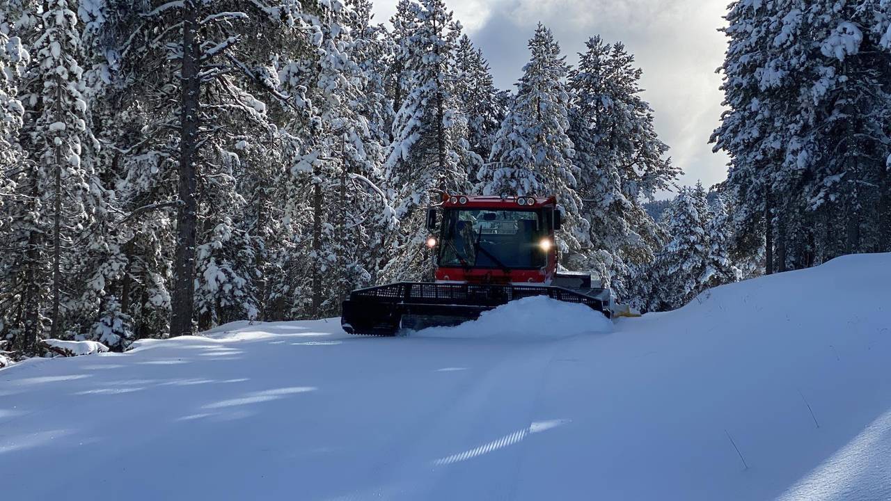Pla obert d'una màquina trepitjant la neu per un dels circuits d'esquí de fons de l'estació de nòrdic de Tuixent - la Vansa (Alt Urgell) abans d'iniciar la temporada aquest divendres. Imatge del 25 de novembre de 2021. (Horitzontal)