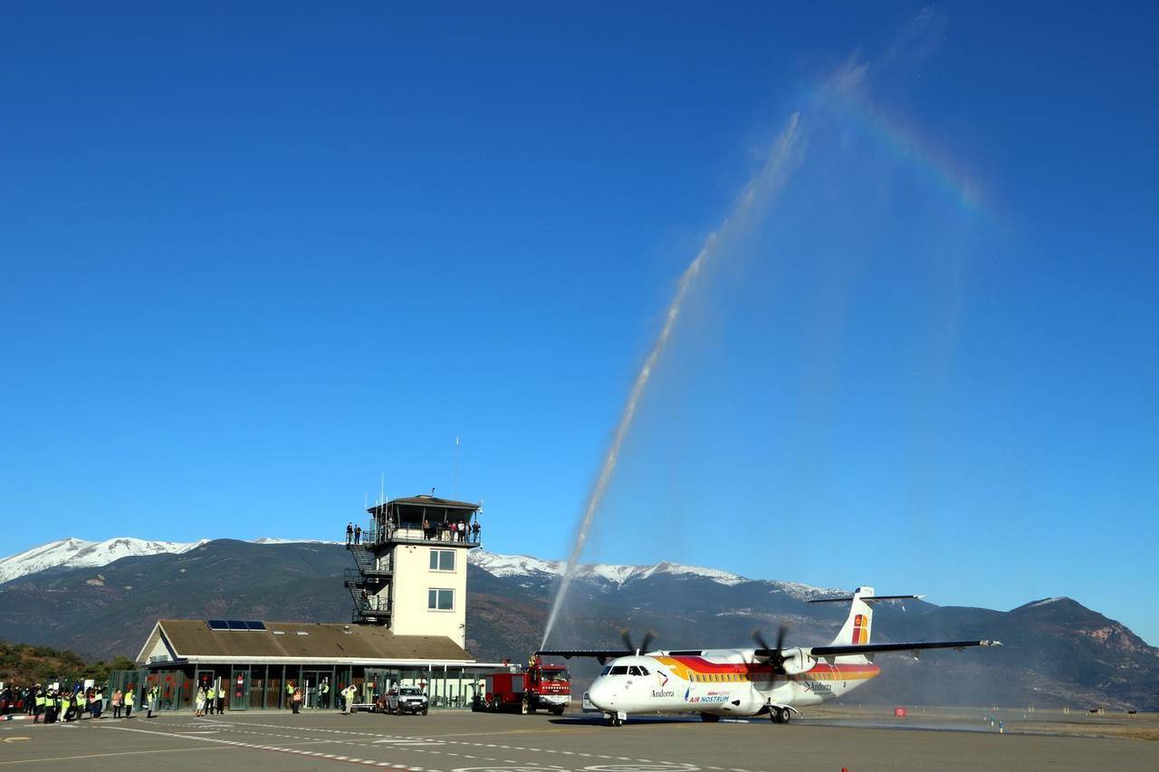 Pla  general del bateig del primer vol regular entre Andorra-la Seu i Madrid el 17 de desembre del 2021. (Horitzontal)