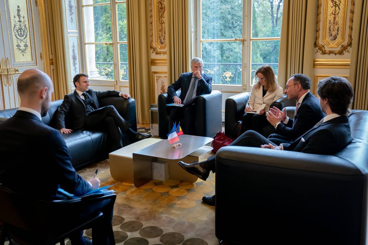Macron rep Espot i Ensenyat a París 3