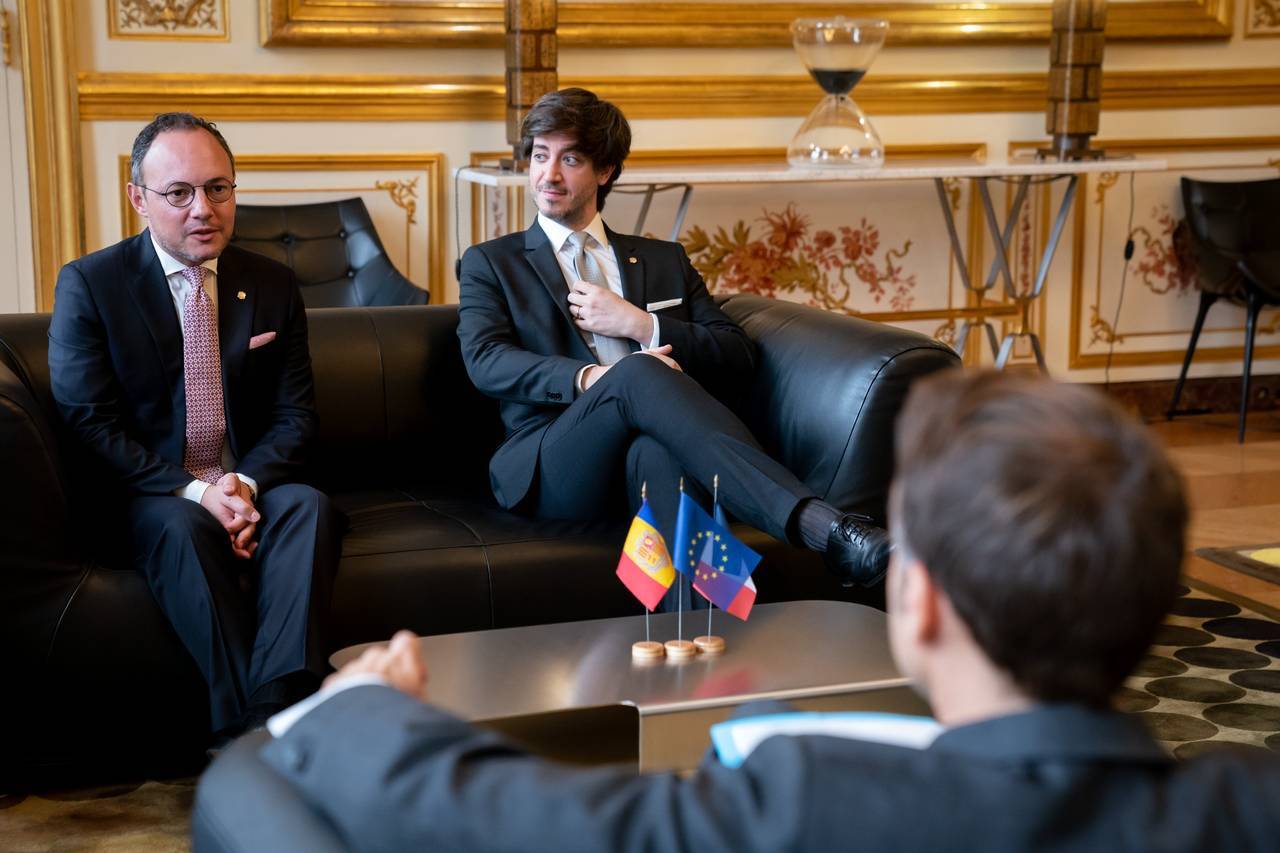 Macron rep Espot i Ensenyat a París 4