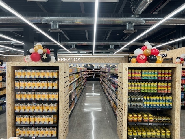 El centre comercial és el més gran d'Encamp.