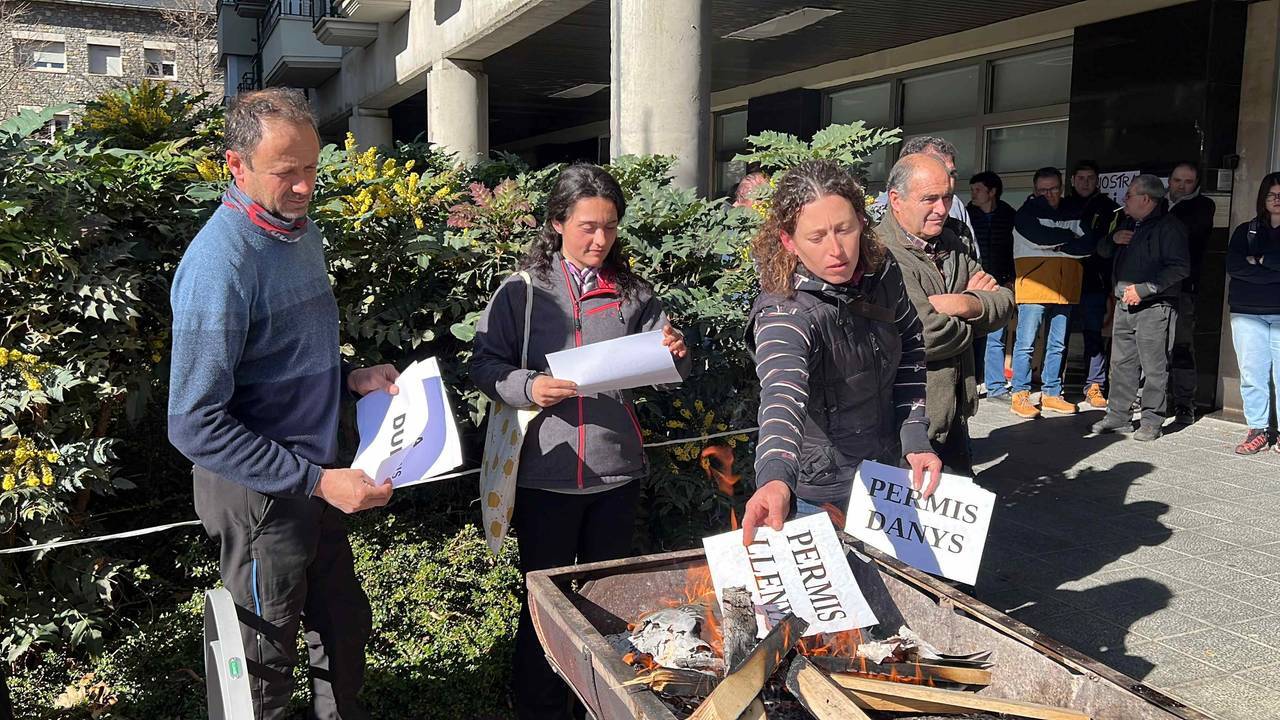 Protesta pagesos oficina acció Climàtica la Seu 2