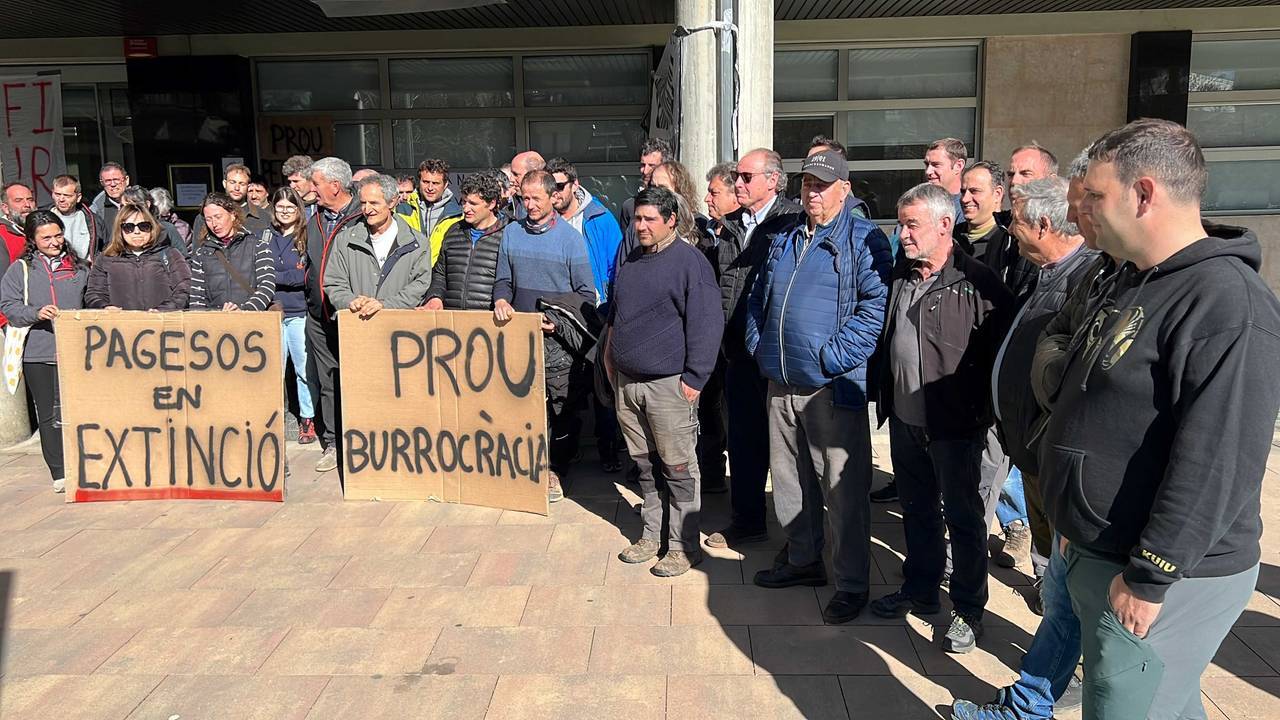 Protesta pagesos oficina acció Climàtica la Seu 3