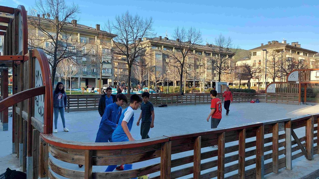 pista poliesportiva plaça joan sansa 3