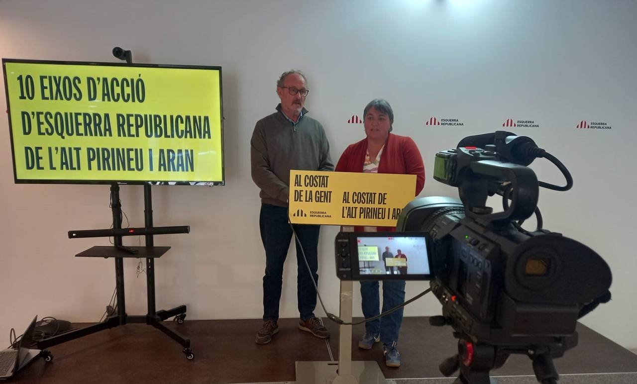 Els candidats Pepe Vidal i Roser Bombardó durant la presentació dels 10 eixos d'acció d'ERC de l'Alt Pirineu i Aran