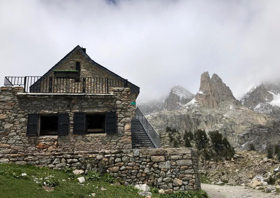 Panoràmica del refugi d'Amitges, al Parc Nacional d'Aigüestortes, el 9 de juny del 2020. (horitzontal)