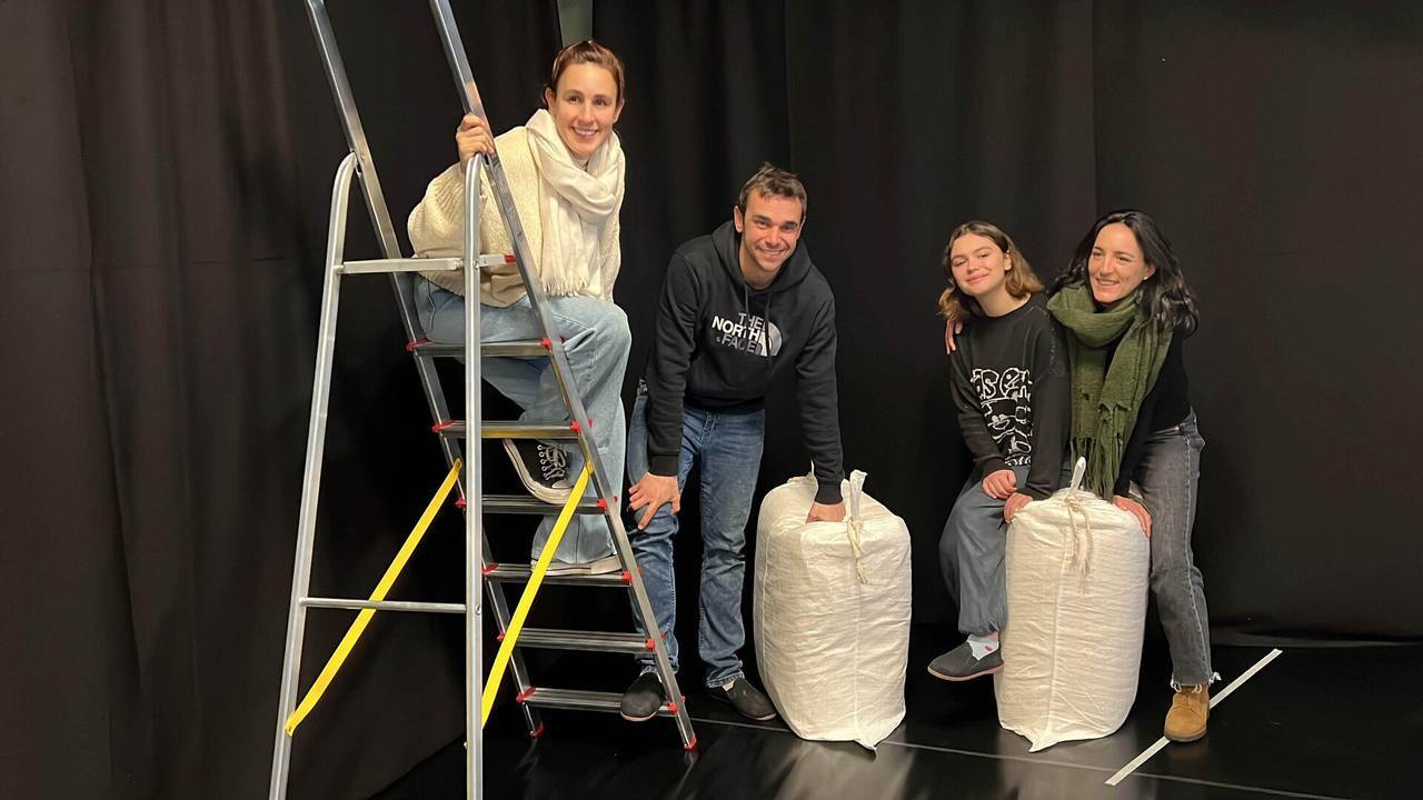 Membres de l'Escola de Teatre de la Seu d'Urgell a la nova sala l'Única ©Albert Lijarcio