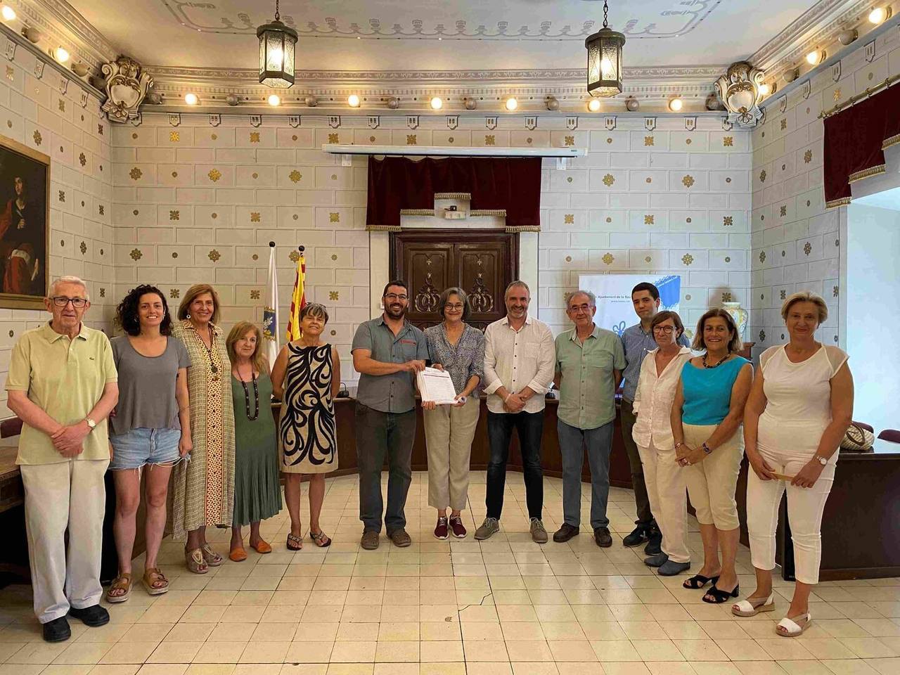 Lliurament signatures pro residència pública a la Seu ajuntament