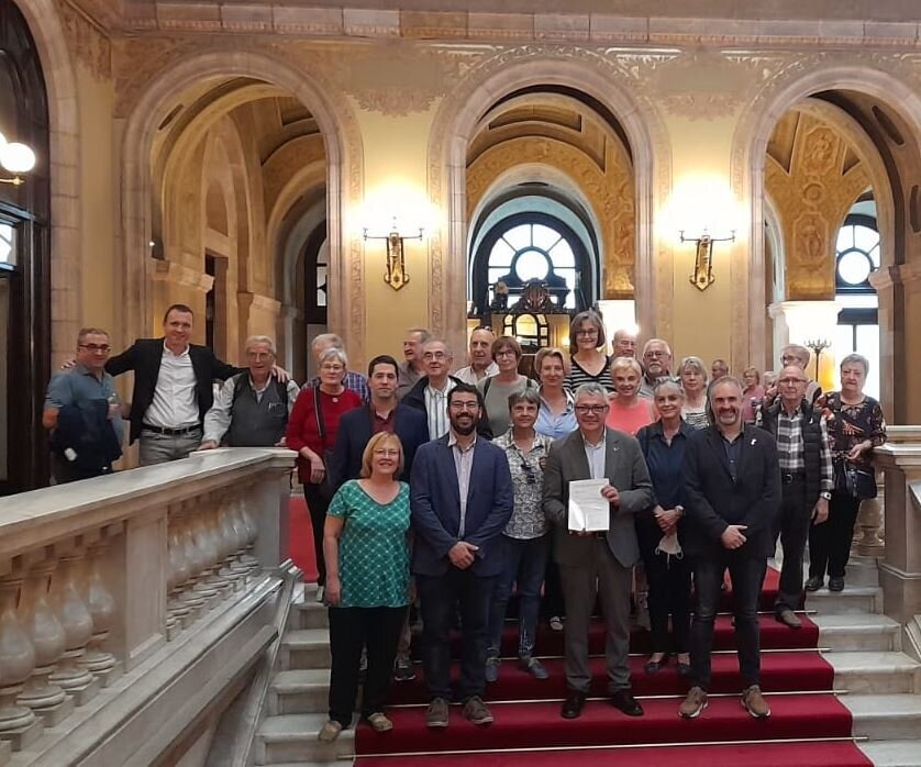 Lliurament signatures pro residència pública a la Seu Parlament