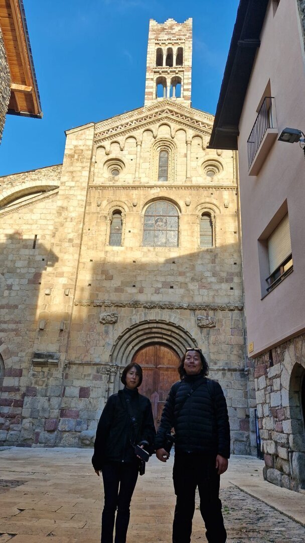 Els dos periodistes durant la visita a la catedral de la Seu d'Urgell