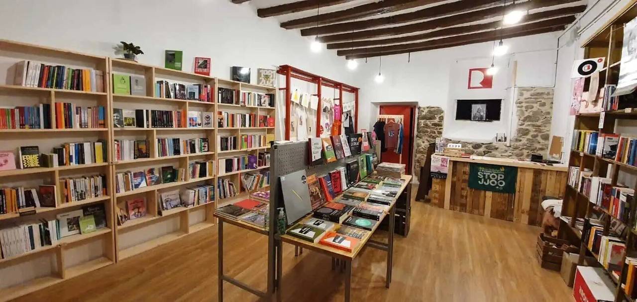 Interior de la llibreria cooperativa El Refugi (foto Coopdera)