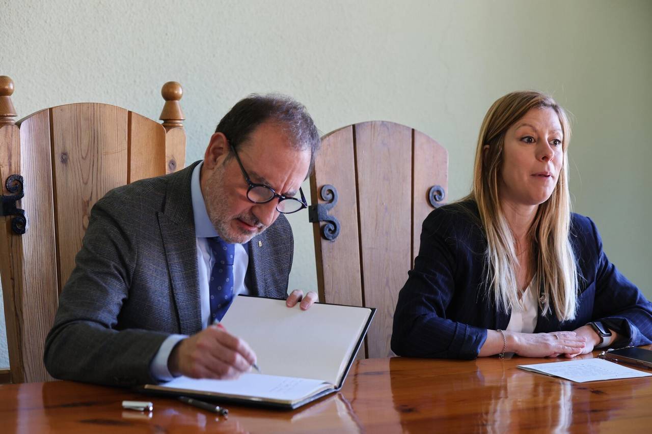 El_conseller_Espadaler_signa_el_llibre_dhonor_dIsona_i_Conca_Dell