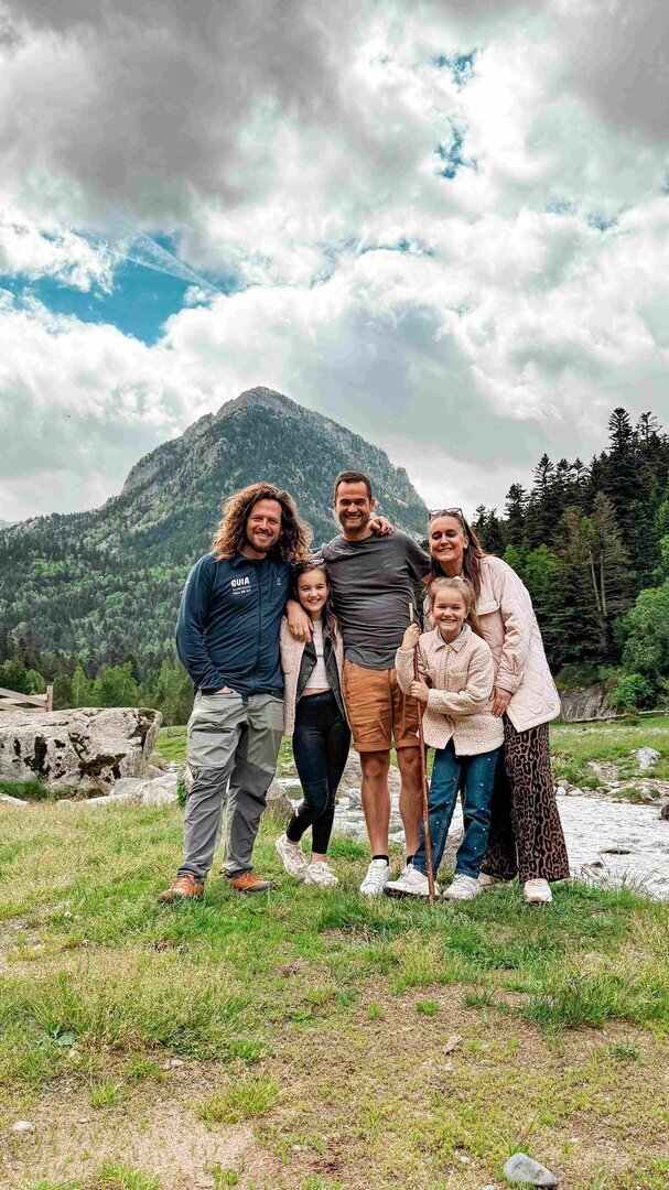 La familia amb el guia del Parc Nacional. Crèdit @explore_the_world_with_kids