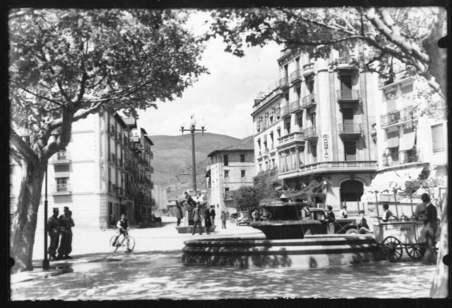 13-22, cap del Passeig, font, farola (1)