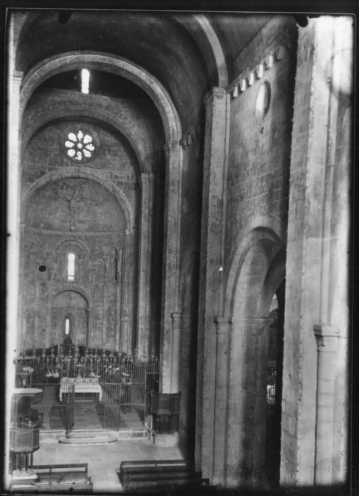 2-34. Catedral, interior, altar major
