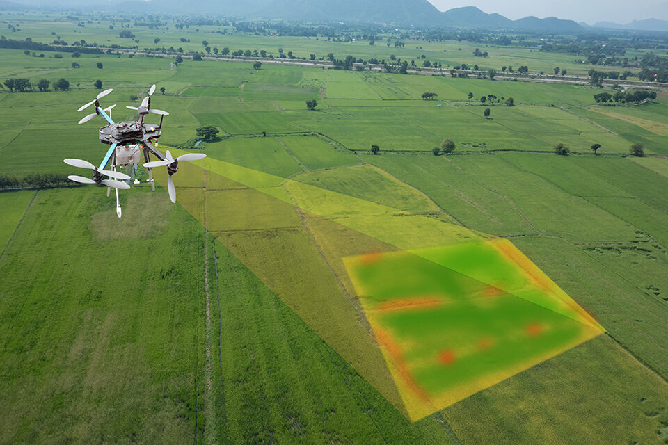 Dron sobrevolant parcel·les amb mapes de vigor ©DARPA