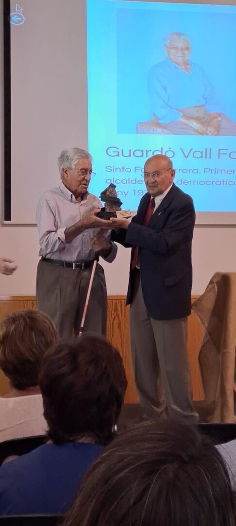 Josep Maria Dalmau, actual alcalde, entrega guardó a Sinto Font Carrera