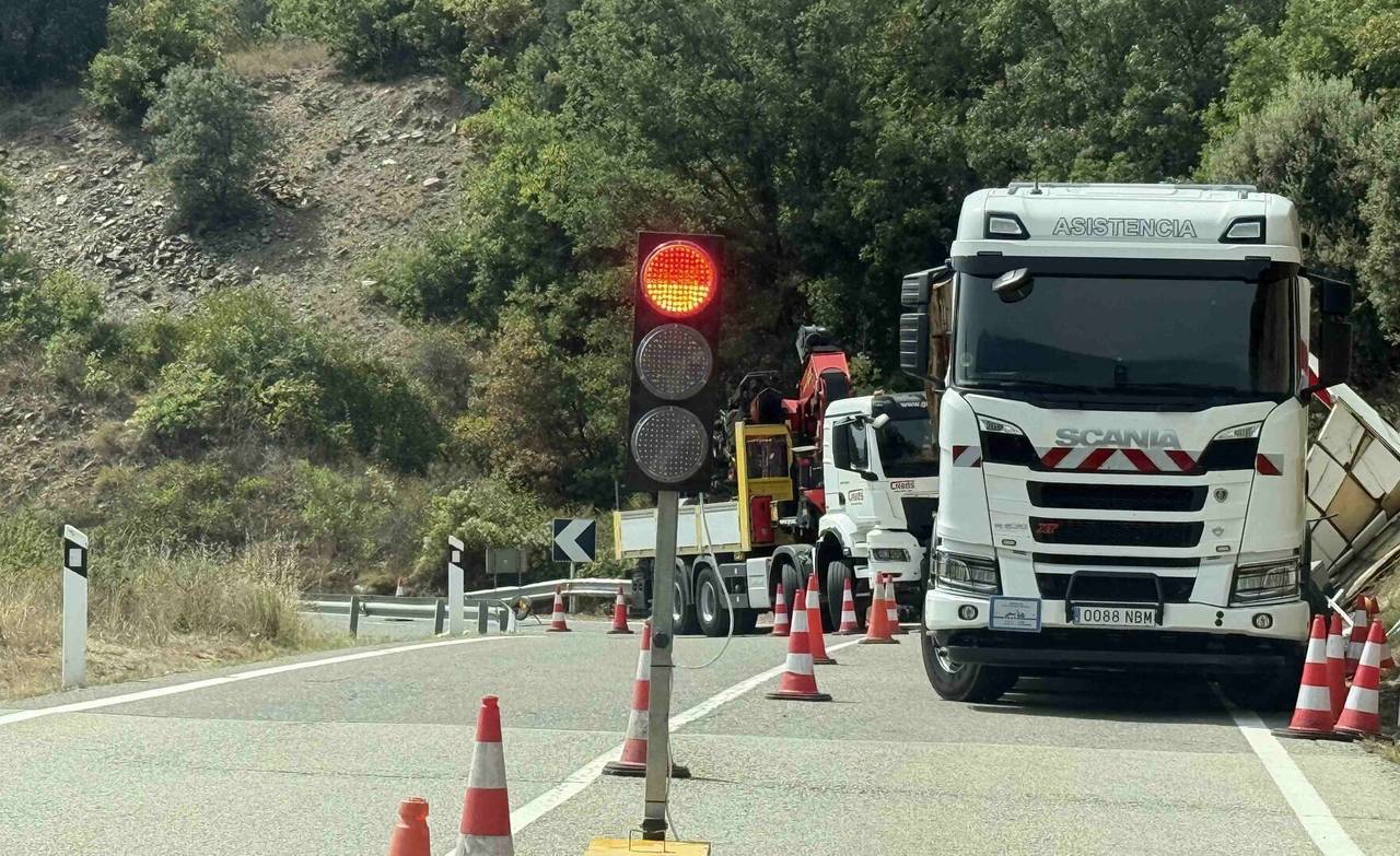 Camió bolcat la Parròquia 3