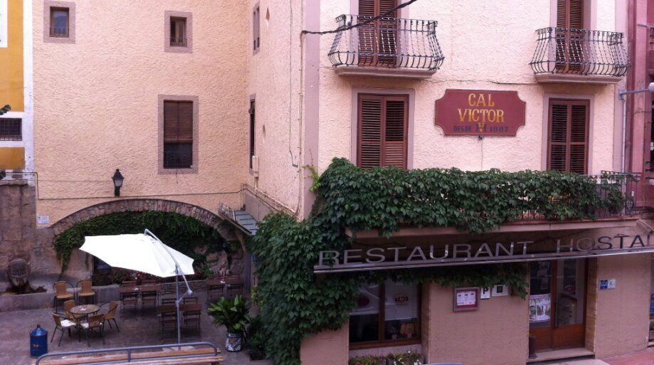 Hostal Víctor d'Oliana façana