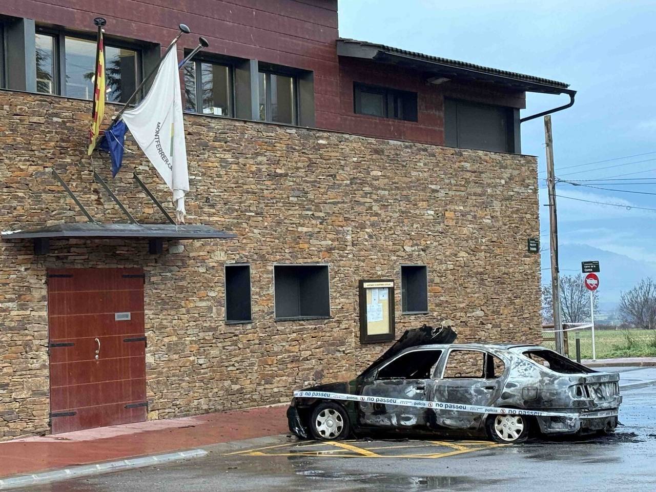 Cotxes cremats a la plaça de la Trobada 4