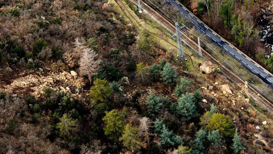 Vues aériennes sur l'éboulement rocheux qui a eu lieu le 23 Janvie 2026, sur la commune de Thuès-entre-Valls (66 Pyrénées-Orientales). La ligne féroviaire SNCF du Train jaune et la RD 66 sont fermées à la circulation.