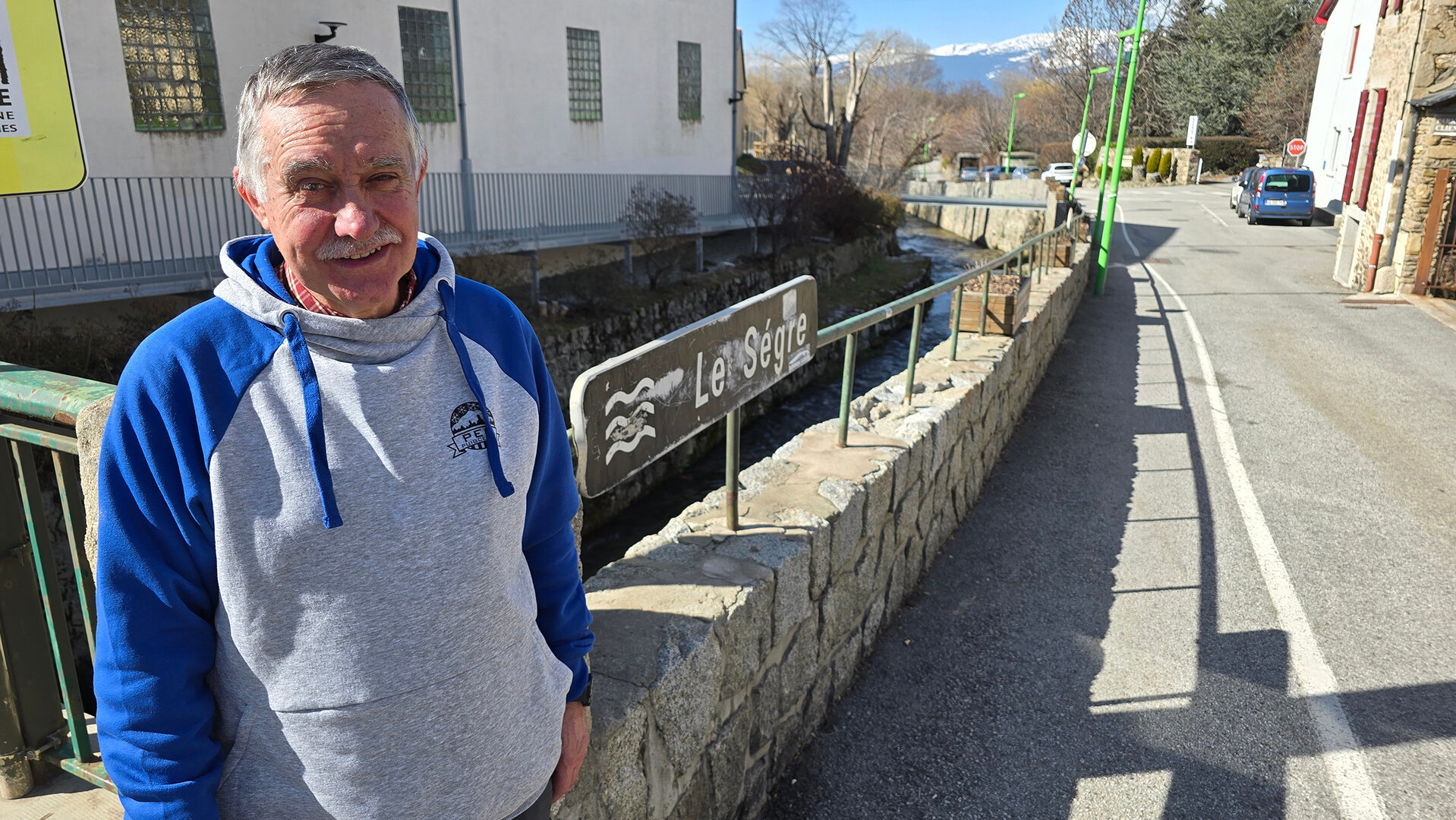 Cordomí, davant d'uns rètols en francès del riu Segre, en aquest cas, al seu pas per Sallagosa. Foto: Jordi Pardinilla.